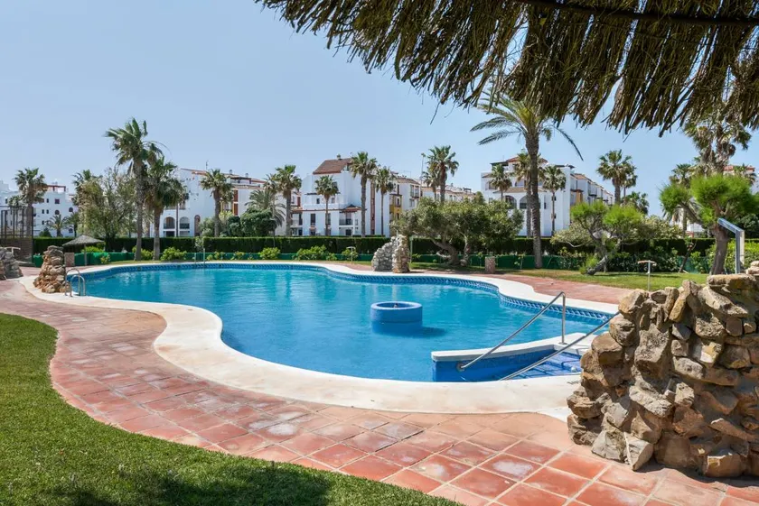 Agréable appartement de vacances convivial et familial avec barbecue, piscine et terrasse | Vue montagne | Plage à proximité | Idéal pour le télétravail - Image 1