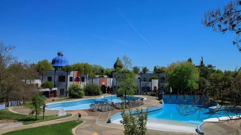 Apartment with garden, terrace & pool | Suitable for remote work - Image 1