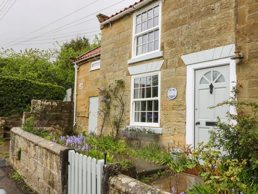 Cottage with garden - Image 1