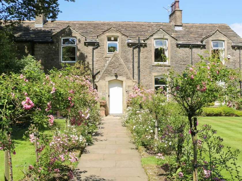 Cottage with jacuzzi & garden - Image 1
