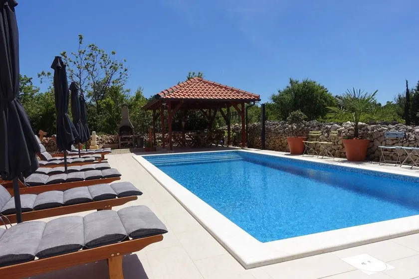 Apartamento con barbacoa, terraza y piscina | Al lado de la playa | Admite mascotas - Image 1