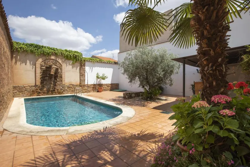 Cottage with terrace, pool & barbeque - Image 1