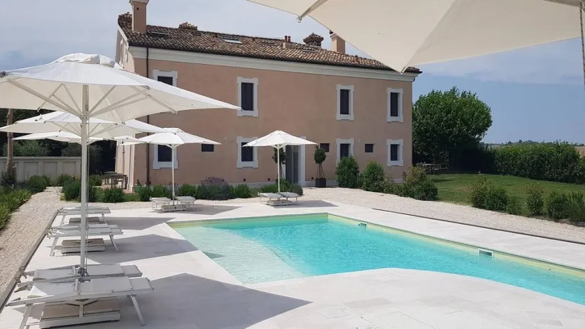 Spacious apartment in villa with pool overlooking the rolling hills - Image 1