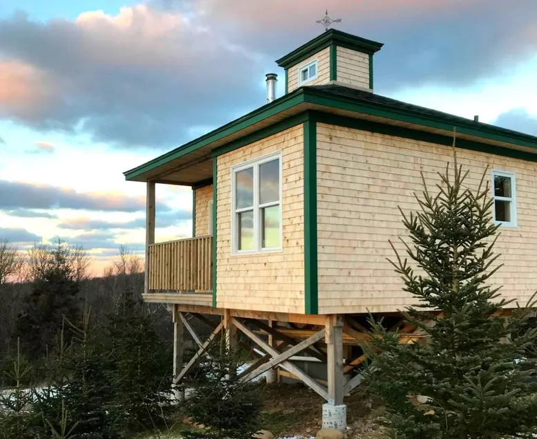 Cheerful Victoria Beach Cabin Rental Ideal for Glamping in Nova Scotia - Image 1
