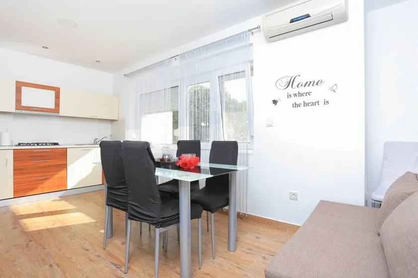 Holiday apartment with barbeque & terrace - Image 1