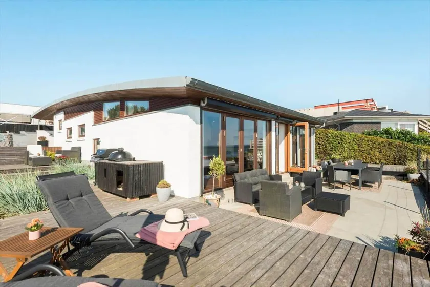 House with barbeque, terrace & hot tub | Sea view - Image 1