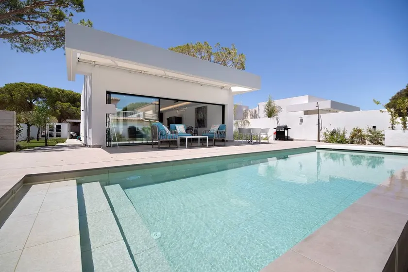 Villa with barbecue, private pool & terrace - Image 1