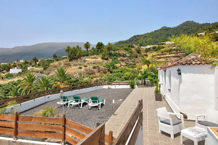 Maison entièrement équipée avec barbecue, terrasse et piscine privée | Vue montagne - Image 1