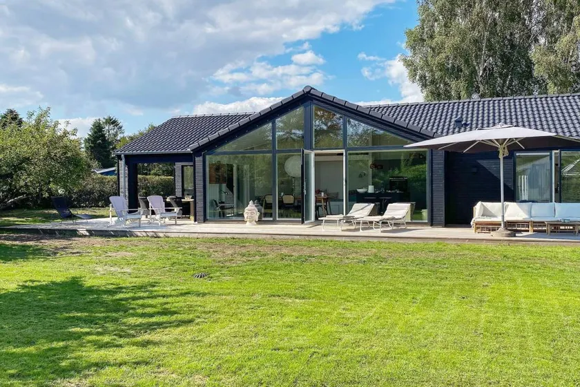 Fully equipped holiday home with garden & terrace - Image 1