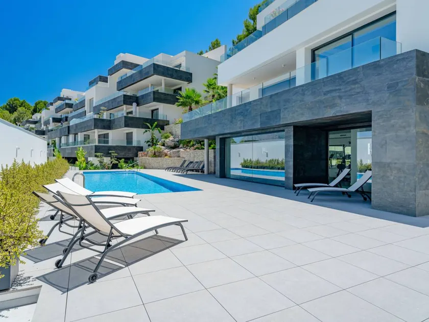 Fully equipped holiday apartment with pool - Image 1