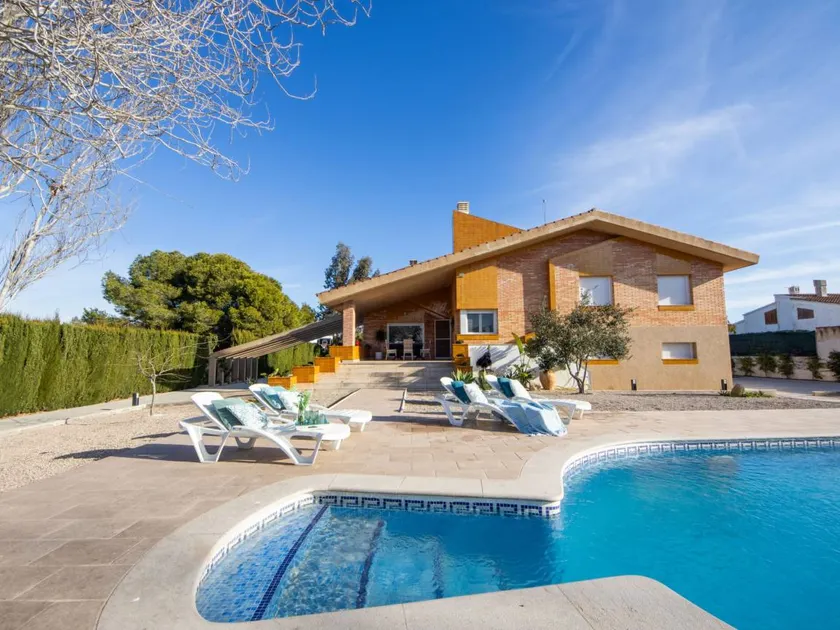 Kinderfreundliches Ferienhaus mit Grill, privatem Pool und Terrasse | Perfekt für die Arbeit von Zuhause | Haustierfreundlich - Image 1