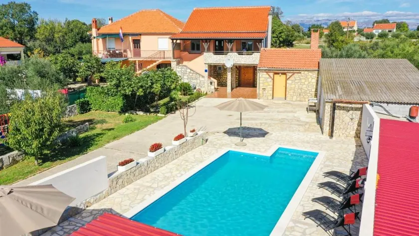Apartment with terrace, garden & pool - Image 1