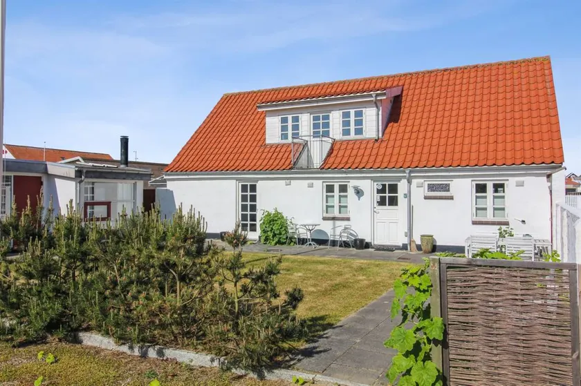 Fully equipped holiday apartment with garden, barbeque & terrace | Next to the beach - Image 1
