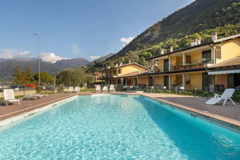 Children-friendly flat with garden & pool | Lake view - Image 1