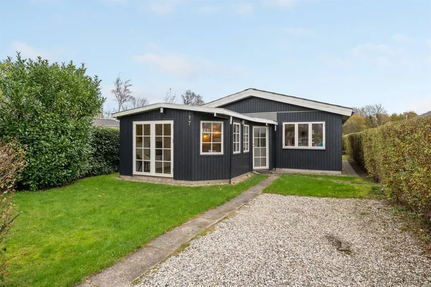Holiday home with garden, BBQ & terrace | Beach nearby | Pets are welcome - Image 1