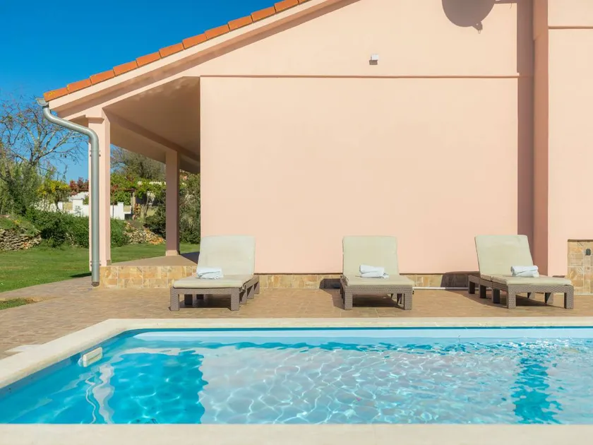 Fully equipped pleasant house with garden, private pool & terrace - Image 1