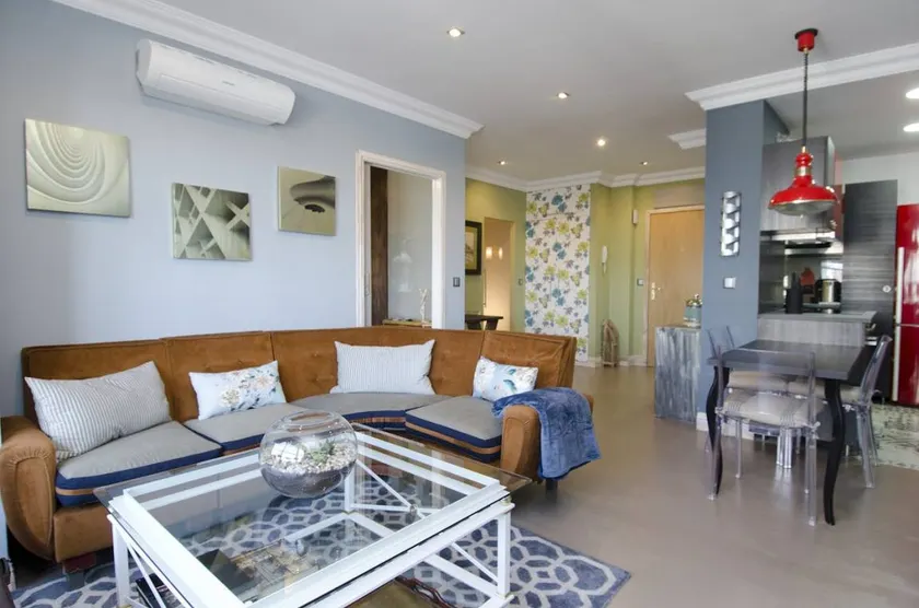 Flat with terrace - Image 1