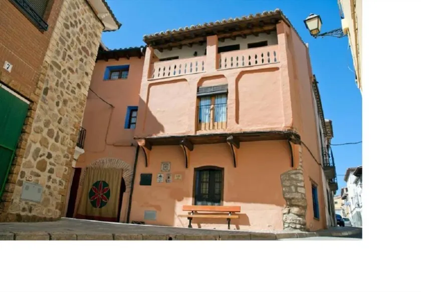 House with terrace, garden & barbeque | City view - Image 1