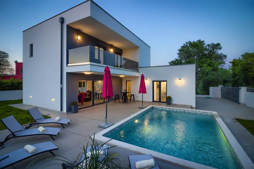 Ample villa with pool, terrace & BBQ - Image 1