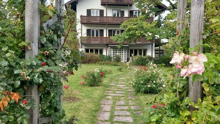 Apartment with terrace & garden | Mountain view - Image 1