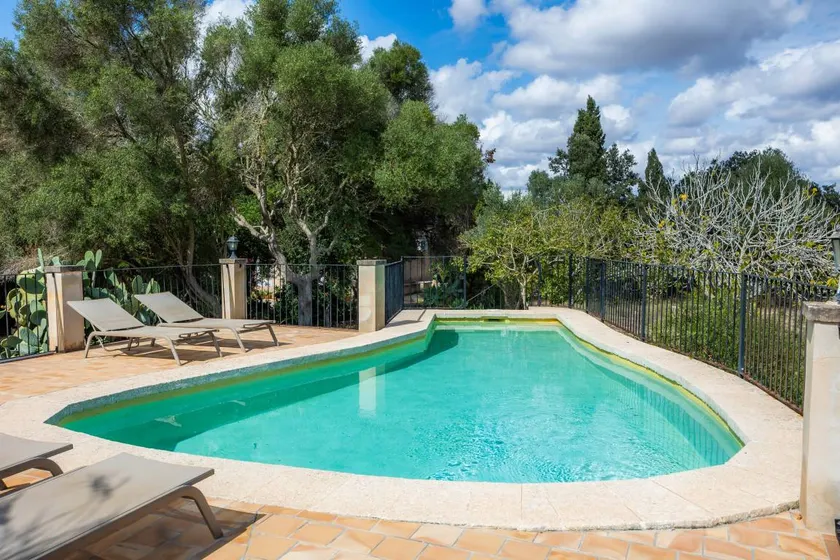 Villa avec barbecue, terrasse et piscine | Vue jardin - Image 1