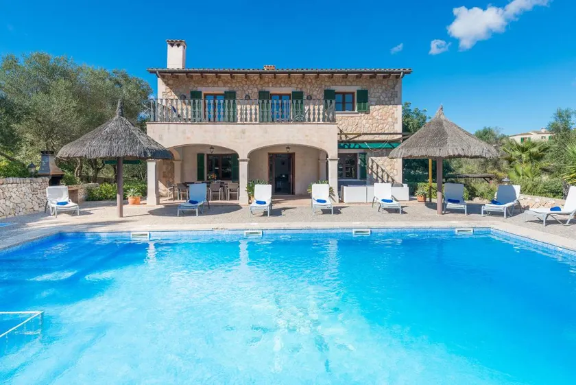 Villa with barbecue, garden & pool - Image 1