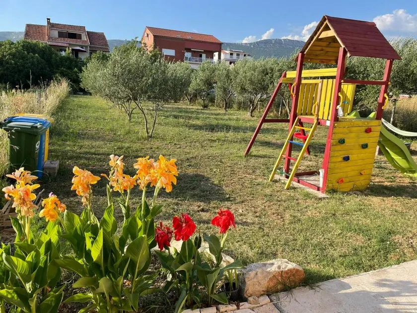 Fully equipped holiday home with garden, hot tub & barbeque | Sea view - Image 1