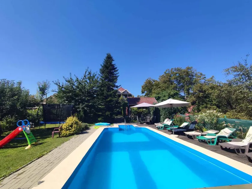 Apartment with pool, garden & terrace - Image 1