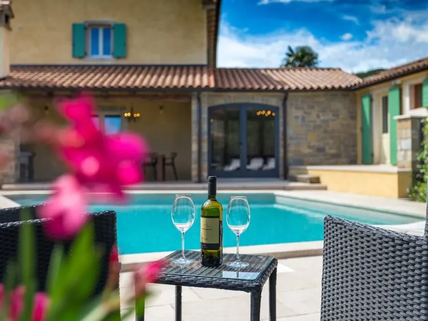 House with terrace, garden & barbeque - Image 1