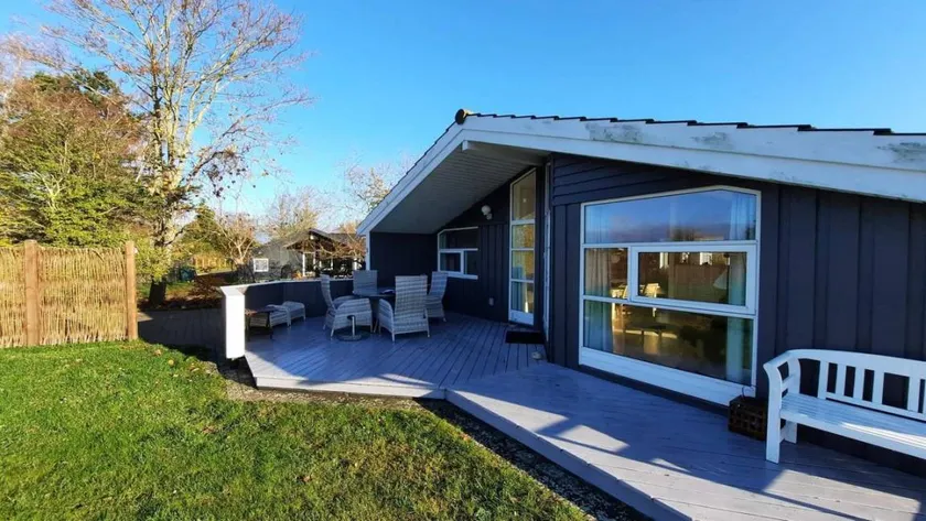 Holiday home with terrace & garden - Image 1