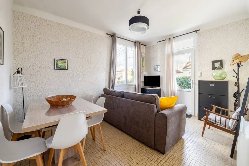 Maison de vacances adaptée aux familles avec barbecue, jardin et terrasse | Vue jardin | Adaptée au travail à distance | Avec animaux autorisés - Image 1