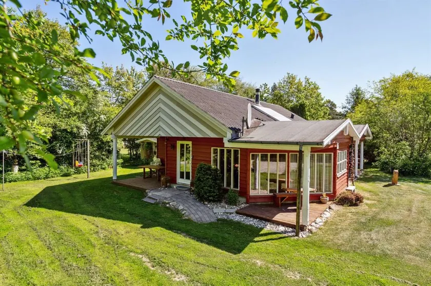 Holiday home with BBQ, terrace & jacuzzi - Image 1