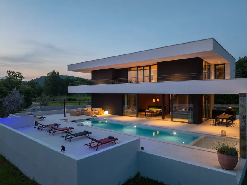 Villa with BBQ, terrace & pool | Dogs allowed - Image 1