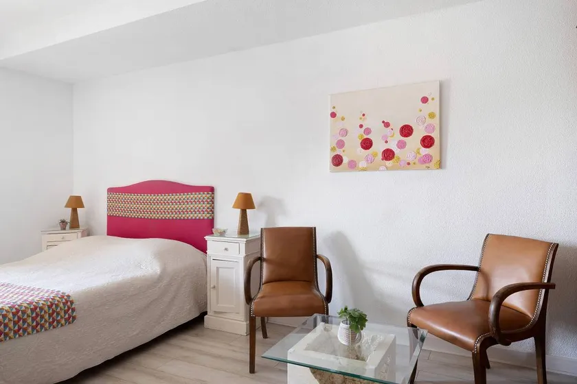 Bed and Breakfast 'Les Malvaux - Chambre Fuchsia' with Shared Pool, Shared Terrace and Wi-Fi - Image 1
