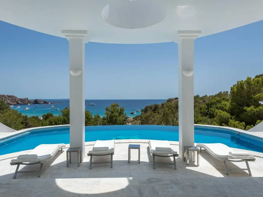 Luxury Villa 4 min from Beach with Heated Pool and Sky Lounge - Image 1