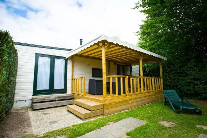 Lovely chalet with terrace, pool & garden - Image 1