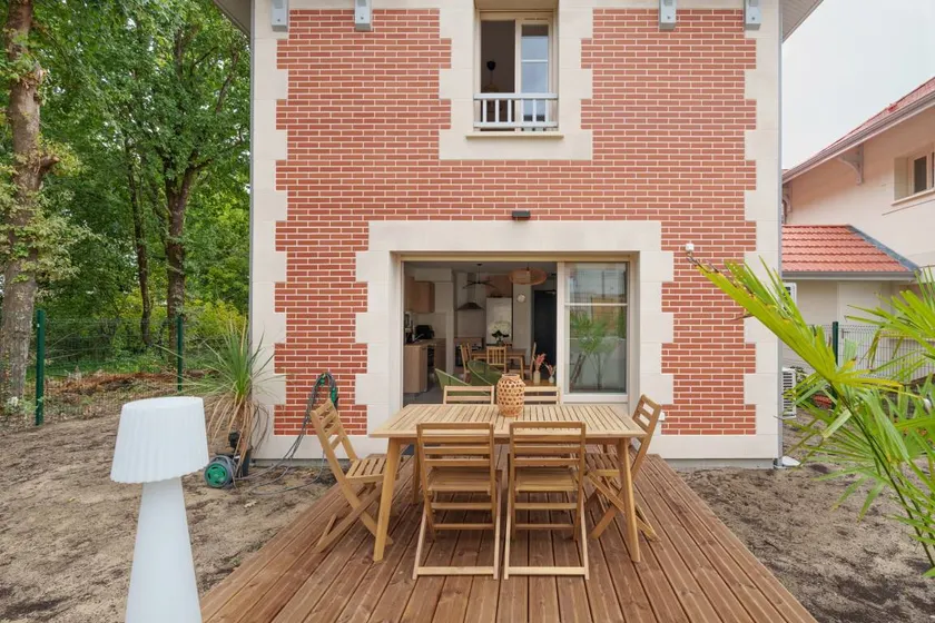 Soulacaise House "Mirabilia" with Private Terrace, Wi-Fi, and Air Conditioning - Image 1
