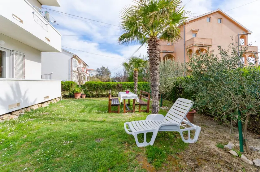 Apartment with BBQ, terrace & garden | Garden view - Image 1