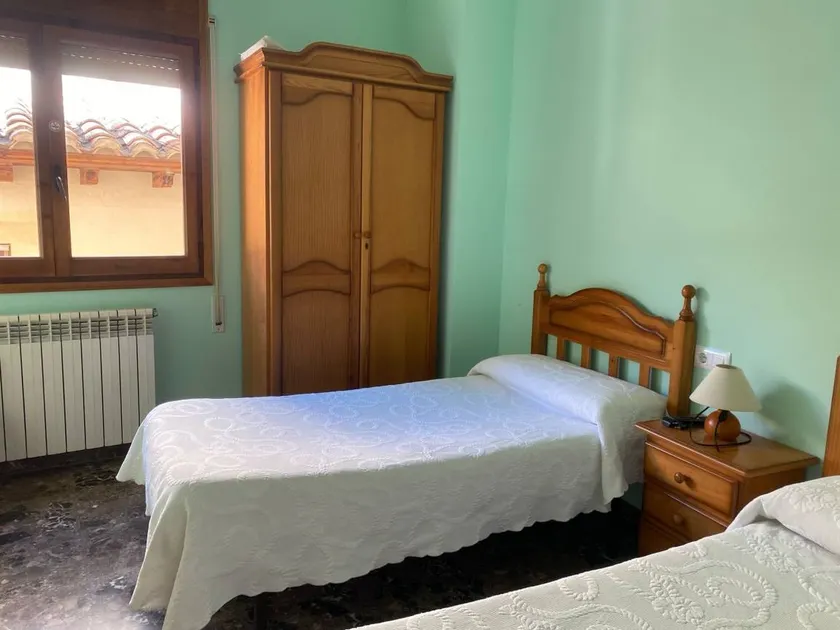 Private room with fast internet | City view | Pets allowed - Image 1