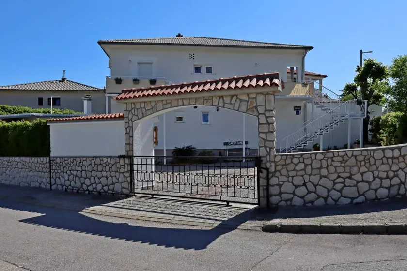 Habitación en casa de familia con terraza - Image 1