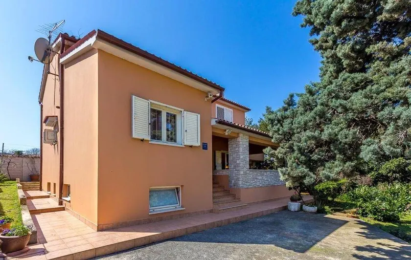 Family-friendly spacious holiday home with barbeque & garden - Image 1