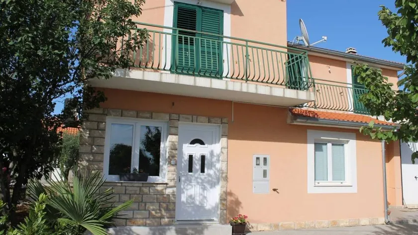 Fully equipped apartment with terrace, garden & barbeque - Image 1