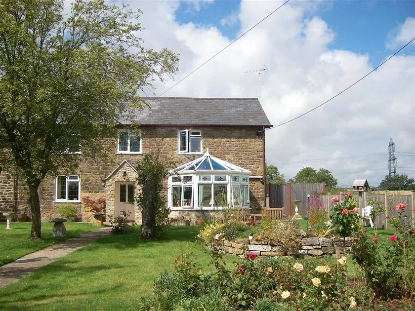Fully equipped cottage with garden | Pets allowed - Image 1