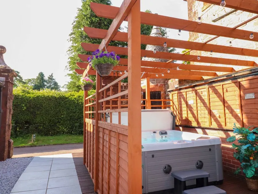 Cottage with hot tub & garden - Image 1