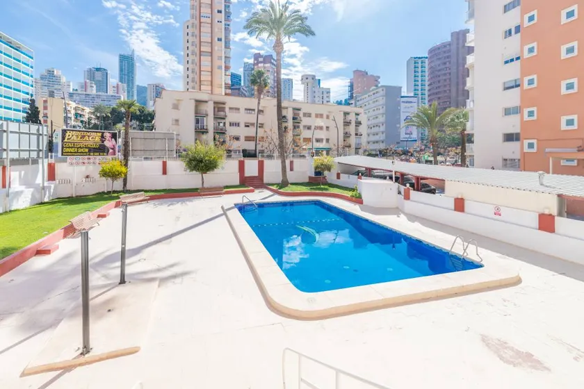 Appartement avec piscine, jardin et internet haut débit | Vue jardin - Image 1