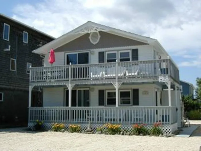 Holiday home with barbecue & garden - Image 1