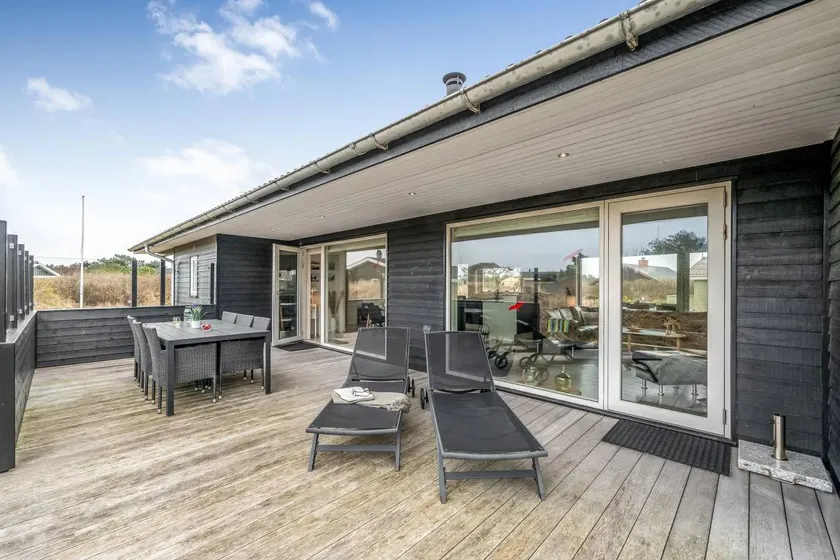Cottage with terrace & sauna - Image 1