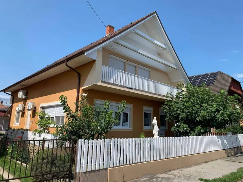 Holiday apartment with terrace, BBQ & garden - Image 1