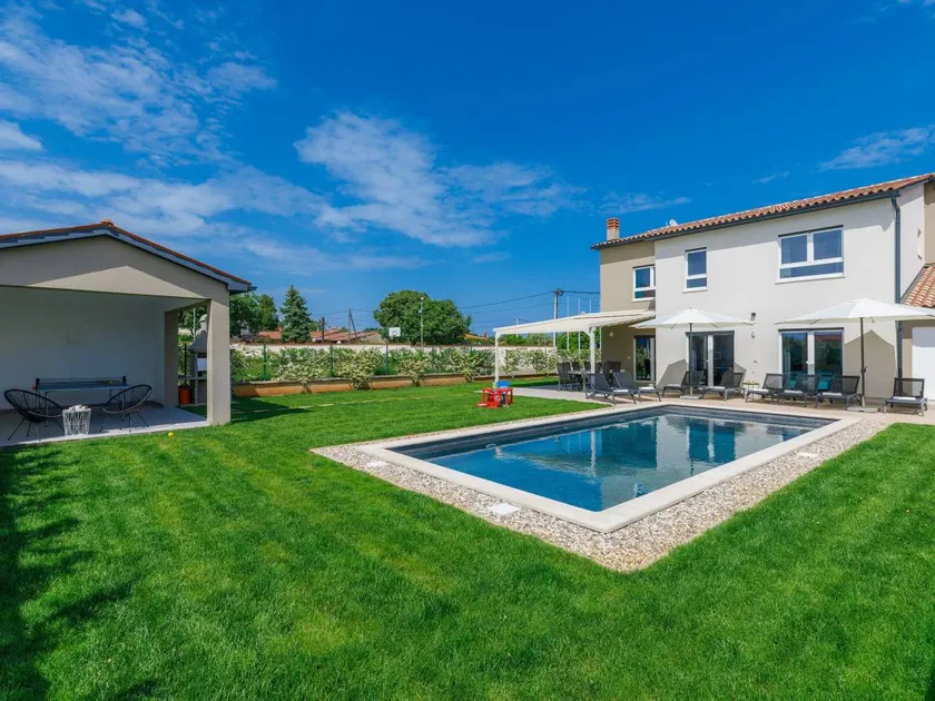 Casa vacacional con jardín, barbacoa y piscina privada - Image 1