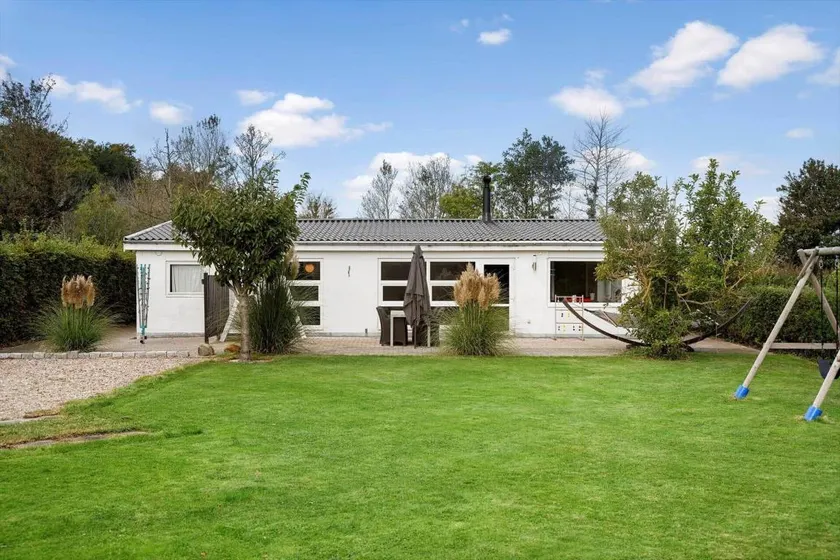 Holiday home with barbecue - Image 1